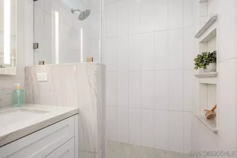 Bath - 559 N Vulcan Ave, Encinitas, CA 92024 photo 3 of 4