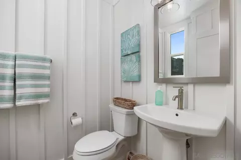 Bath - 559 N Vulcan Ave, Encinitas, CA 92024 photo 1 of 4