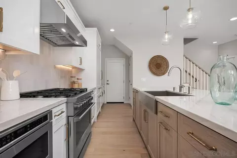 Kitchen - 559 N Vulcan Ave, Encinitas, CA 92024 photo 3 of 5