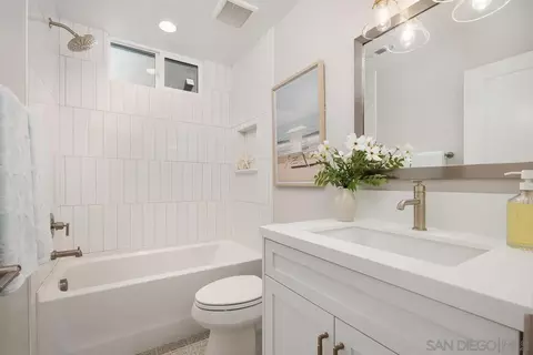 Bath - 559 N Vulcan Ave, Encinitas, CA 92024 photo 4 of 4