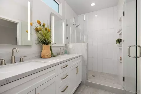 Bath - 559 N Vulcan Ave, Encinitas, CA 92024 photo 2 of 4