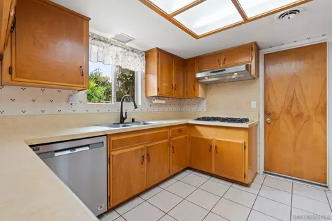 Kitchen - 410 E Glaucus, Encinitas, CA 92024 photo 2 of 4