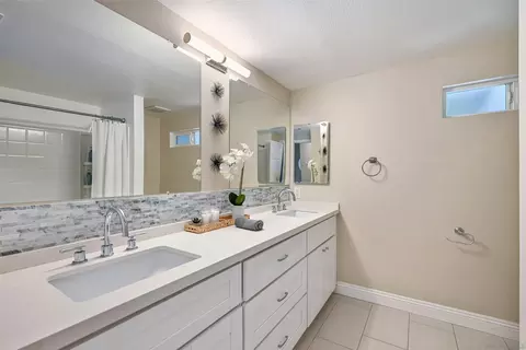 Bath - 102 Cerro St, Encinitas, CA 92024 photo 3 of 5