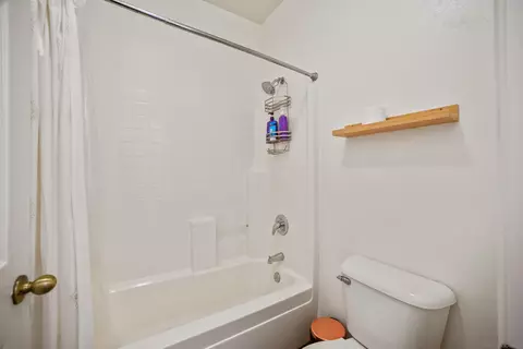 Bath - 318 Diamante Way, Oceanside, CA 92056 photo 3 of 3