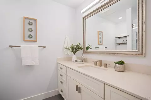 Bath - 3105 Madera Ct, Carlsbad, CA 92009 photo 3 of 4