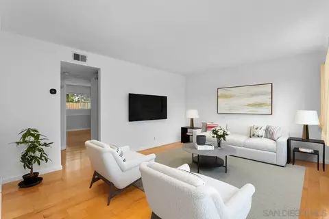 Living - 709 Sunflower St, Encinitas, CA 92024 photo 2 of 6