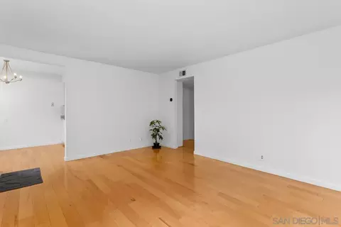 Living - 709 Sunflower St, Encinitas, CA 92024 photo 4 of 6