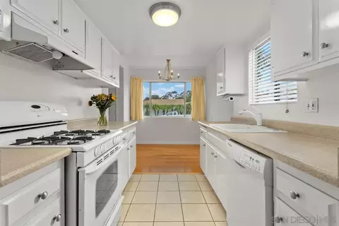Kitchen - 709 Sunflower St, Encinitas, CA 92024 photo 3 of 5