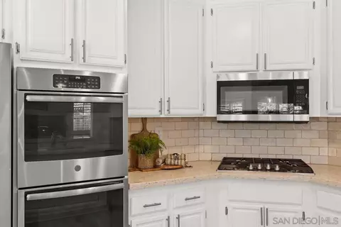 Kitchen - 2084 Roberts Pl, Escondido, CA 92029 photo 4 of 5