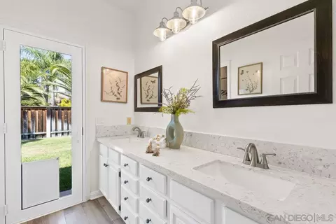 Bath - 2084 Roberts Pl, Escondido, CA 92029 photo 5 of 6