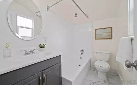 Bath - 453 Westbourne St, La Jolla, CA 92037 photo 1 of 2
