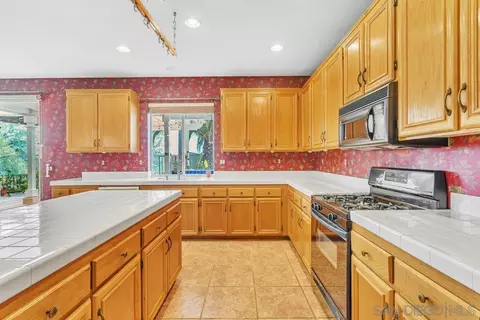 Kitchen - 10496 Chaparral Dr, Santee, CA 92071 photo 6 of 10