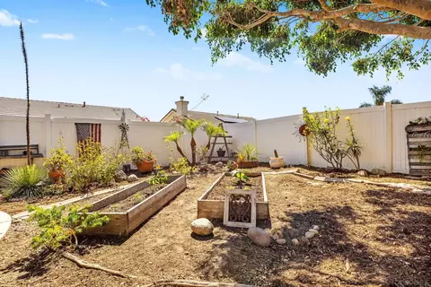 Exterior - 301 Arlington Dr, Oceanside, CA 92057 photo 7 of 8