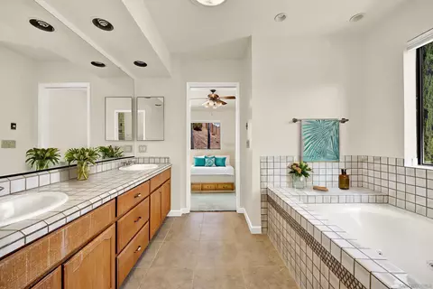 Bath - 12710 Treeridge Ter, Poway, CA 92064 photo 2 of 5