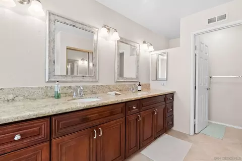 Bath - 1160 Cleo Ct, Escondido, CA 92027 photo 3 of 6