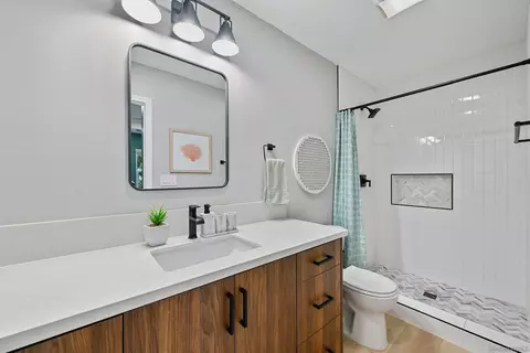 Bath - 406 Tyrone St, El Cajon, CA 92020 photo 4 of 4