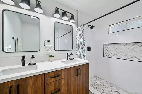 Bath - 406 Tyrone St, El Cajon, CA 92020 photo 1 of 4