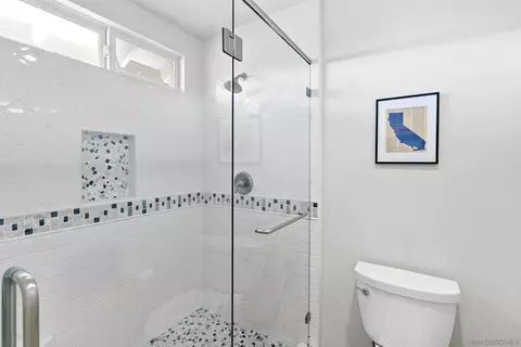 Bath - 1655 Splitrail Dr, Encinitas, CA 92024 photo 3 of 4