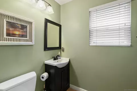 Bath - 1655 Splitrail Dr, Encinitas, CA 92024 photo 1 of 4