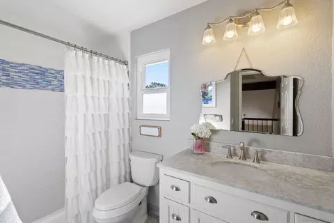 Bath - 1655 Splitrail Dr, Encinitas, CA 92024 photo 4 of 4
