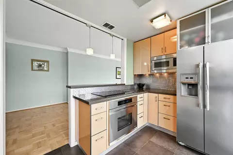 Kitchen - 1001 Genter St #2A, La Jolla, CA 92037 photo 2 of 3