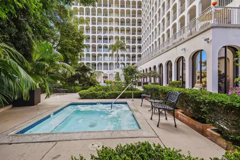 Exterior - 1001 Genter St #2A, La Jolla, CA 92037 photo 2 of 3