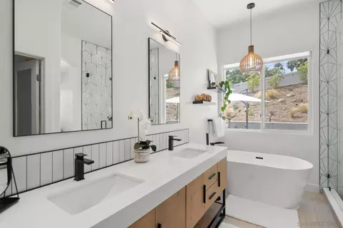 Bath - 1042 Alexandra Ln, Encinitas, CA 92024 photo 3 of 4