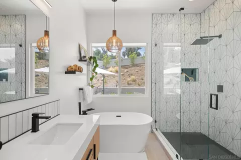 Bath - 1042 Alexandra Ln, Encinitas, CA 92024 photo 2 of 4