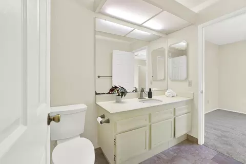 Bath - 2364 Oakridge Pl, Escondido, CA 92026 photo 4 of 5