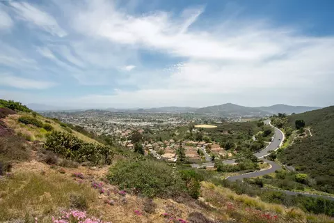 View/Area - 2133 View Crest Gln, Escondido, CA 92026 photo 2 of 4