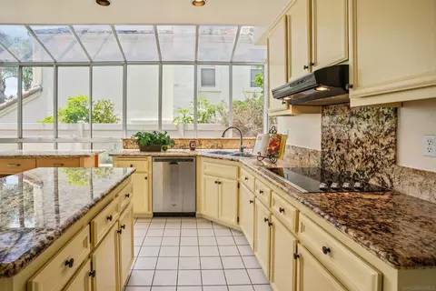 Kitchen - 2133 View Crest Gln, Escondido, CA 92026 photo 3 of 3