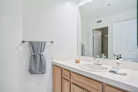 Bath - 2133 View Crest Gln, Escondido, CA 92026 photo 1 of 3