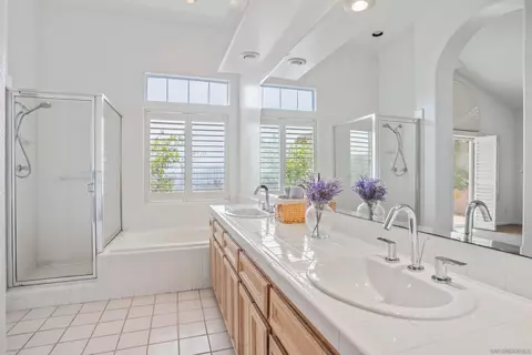 Bath - 2133 View Crest Gln, Escondido, CA 92026 photo 3 of 3