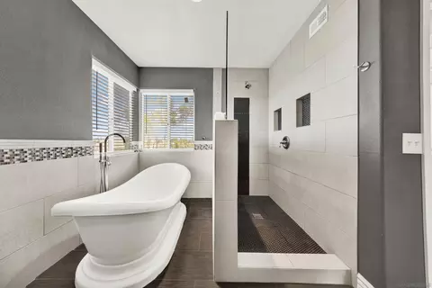 Bath - 1534 Corte Roberto, Oceanside, CA 92056 photo 12 of 12