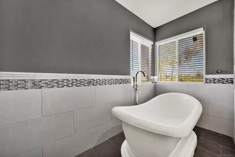Bath - 1534 Corte Roberto, Oceanside, CA 92056 photo 8 of 12