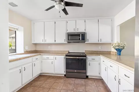 Kitchen - 4121 Oak Island Ln, Fallbrook, CA 92028 photo 2 of 3