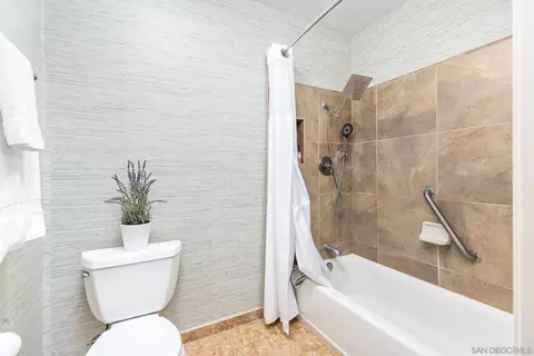Bath - 4121 Oak Island Ln, Fallbrook, CA 92028 photo 2 of 3