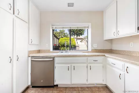 Kitchen - 4121 Oak Island Ln, Fallbrook, CA 92028 photo 3 of 3