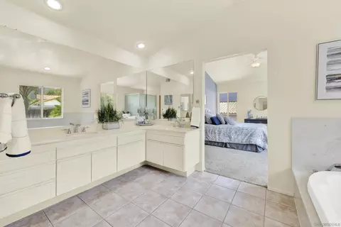 Bath - 13515 Quiet Hills Dr, Poway, CA 92064 photo 6 of 9