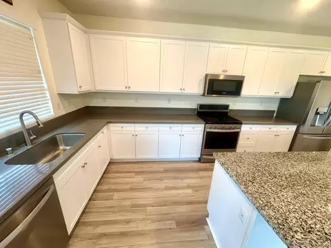 Kitchen - 32757 Marin Flds, Winchester, CA 92596 photo 8 of 9