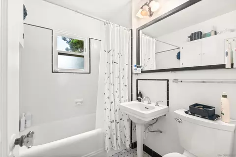 Bath - 5611 Beaumont Ave, La Jolla, CA 92037 photo 1 of 3