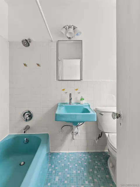 Bath - 5611 Beaumont Ave, La Jolla, CA 92037 photo 3 of 3