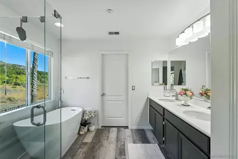 Bath - 5058 Lake Circle Rd, Fallbrook, CA 92028 photo 2 of 5