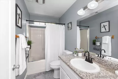 Bath - 901 Stoneys Ln, El Cajon, CA 92021 photo 4 of 4