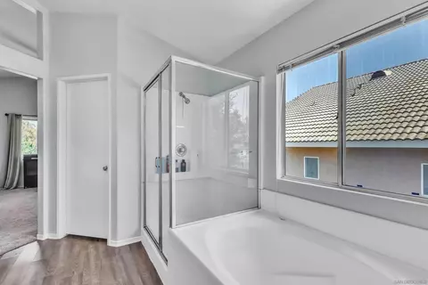 Bath - 33262 Calle Langarica, Temecula, CA 92592 photo 3 of 6