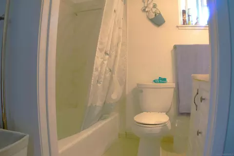 Bath - 1130 Buena Vista Ave, Spring Valley, CA 91977 photo 2 of 3