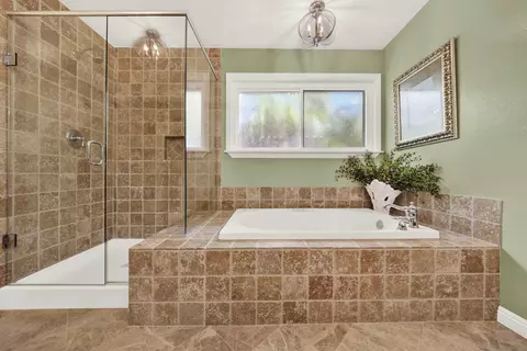 Bath - 17233 Cuvee Ct, Poway, CA 92064 photo 3 of 8