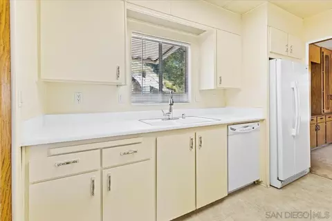 Kitchen - 8712 N Magnolia Ave #SPC 289, Santee, CA 92071 photo 3 of 4