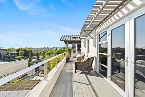 Exterior - 5259 Pacifica Dr, San Diego, CA 92109 photo 10 of 27