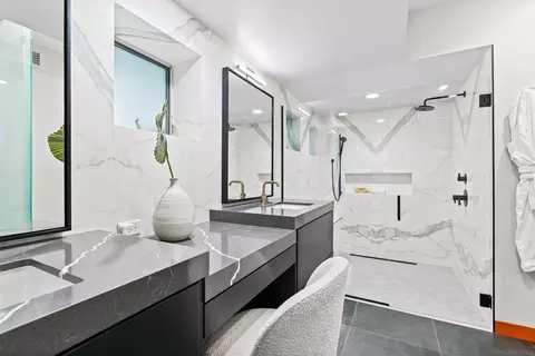 Bath - 5259 Pacifica Dr, San Diego, CA 92109 photo 3 of 4